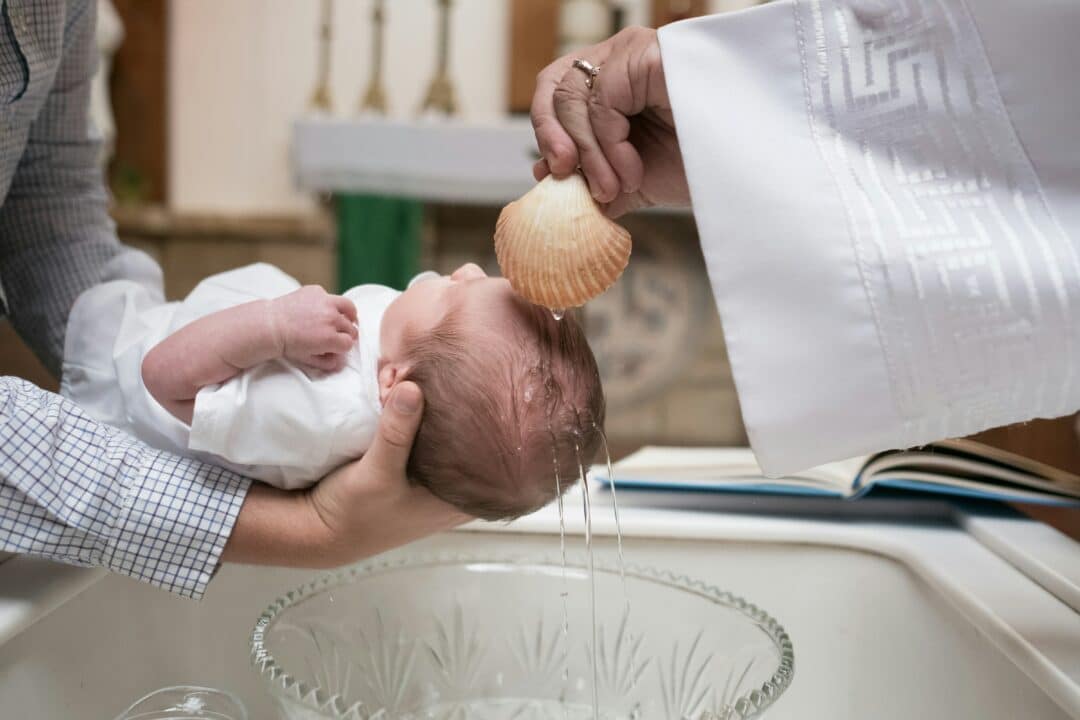 découvrez tout ce que vous devez savoir sur le baptême catholique, ses traditions et ses significations. trouvez des réponses à vos questions sur le baptême catholique et sa cérémonie.