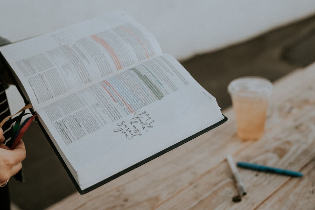 découvrez le catholicisme, une des plus grandes traditions religieuses au monde, explorant ses croyances, ses pratiques, son histoire et son impact sur la société contemporaine. plongez dans l'univers riche et diversifié de la foi catholique.